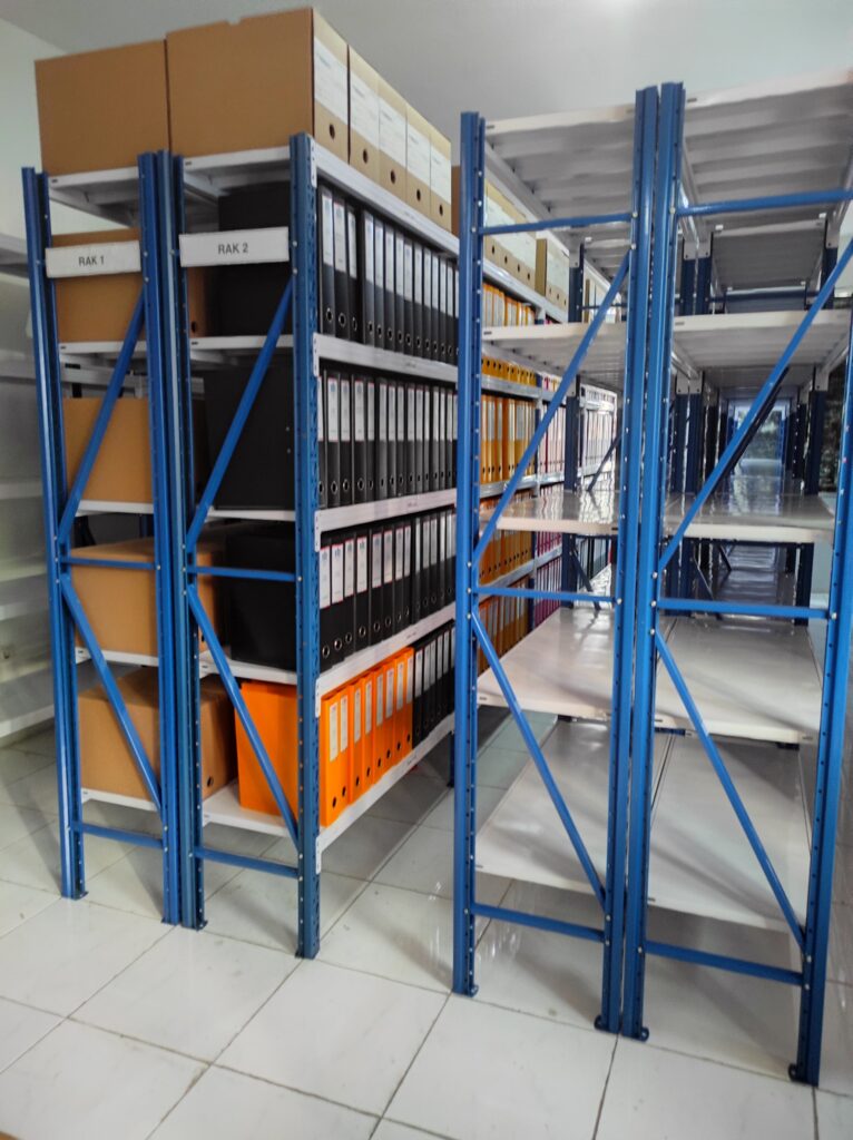 RAK BESI SUSUN GUDANG ARSIP KANTOR, PEMASANGAN DI JATIBENING – BEKASI, DIPASANG OLEH TIM RAJA RAK SUPERMARKET | RAJARAKSUPERMARKET.COM